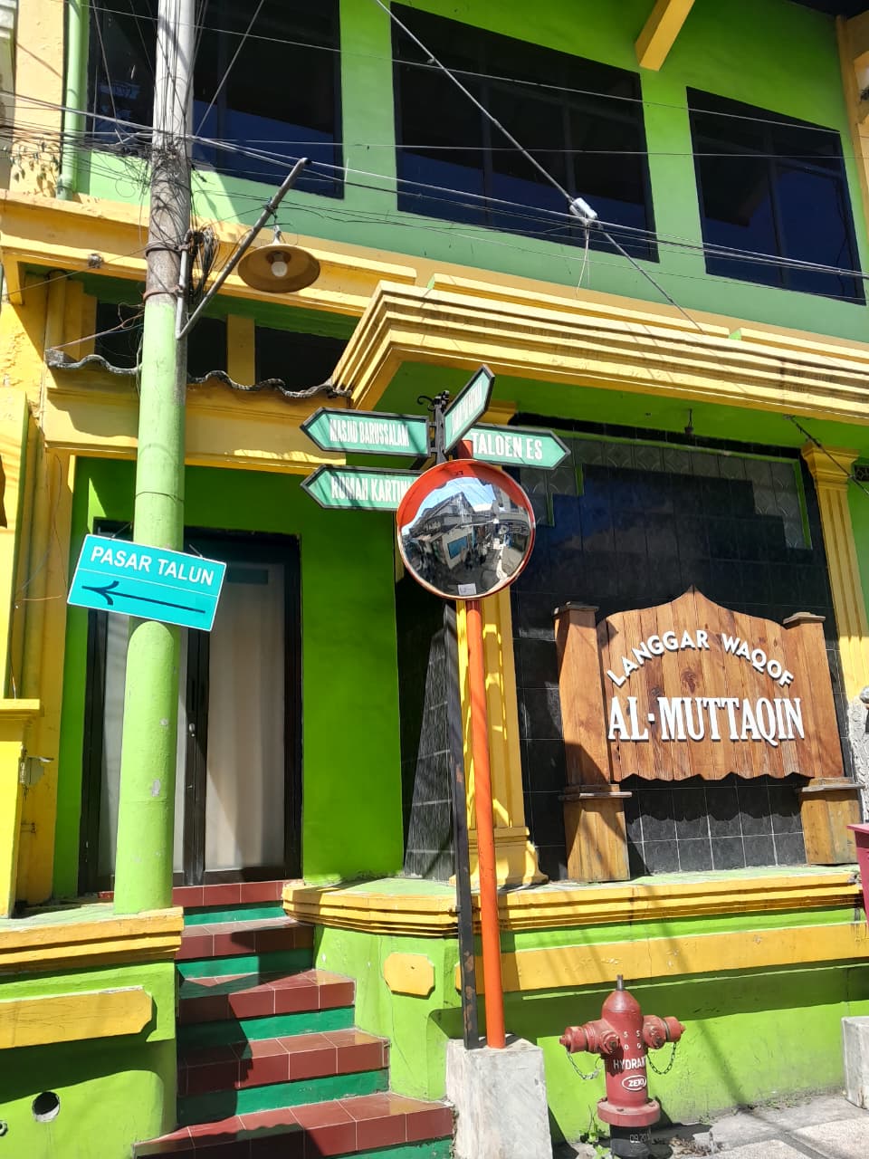Langgar & Papan Petunjuk Wisata